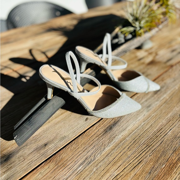 Pre-owed Mino sling back pumps , size 7, silver color , brand new, never worn - Picture 2 of 3